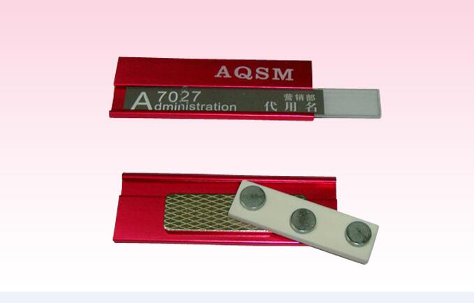 las insignias de nombre magnéticas del metal de encargo nombran tenedores de la etiqueta las ventas al por mayor con el papel del parte movible